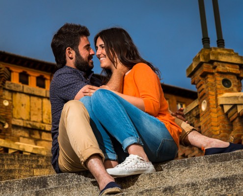 Fotógrafo boda Zaragoza Pareja sentada en la escalinata de Teruel